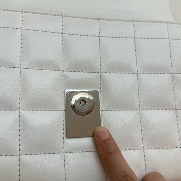 Preloved Chanel White Patent Leather Chocolate Bar Clutch On Chain. - Picture 11 of 17